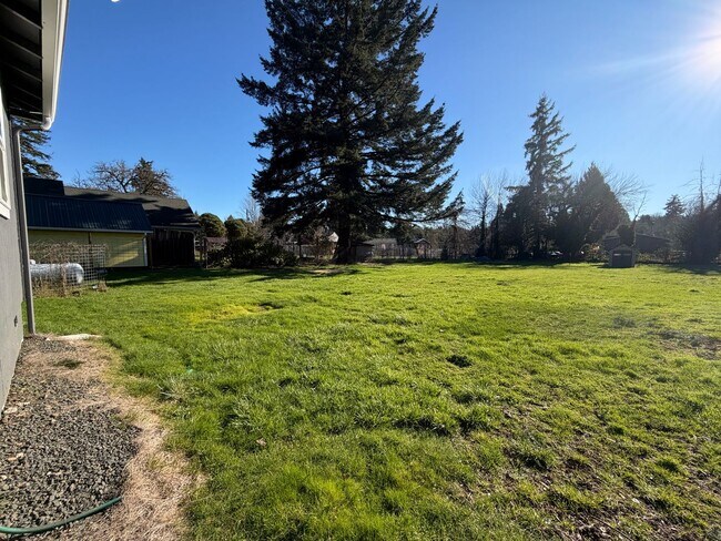 Building Photo - 2 Bedroom 1.5 bath single family home