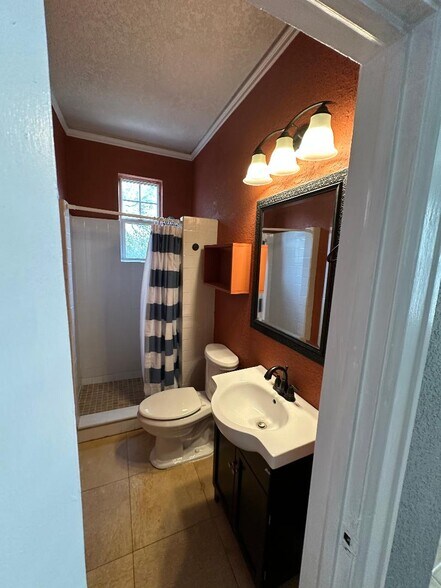 Building Photo - 2737 Riverside Ave