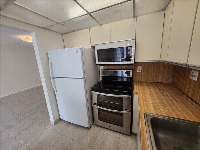 Building Photo - 17890 W Dixie Hwy