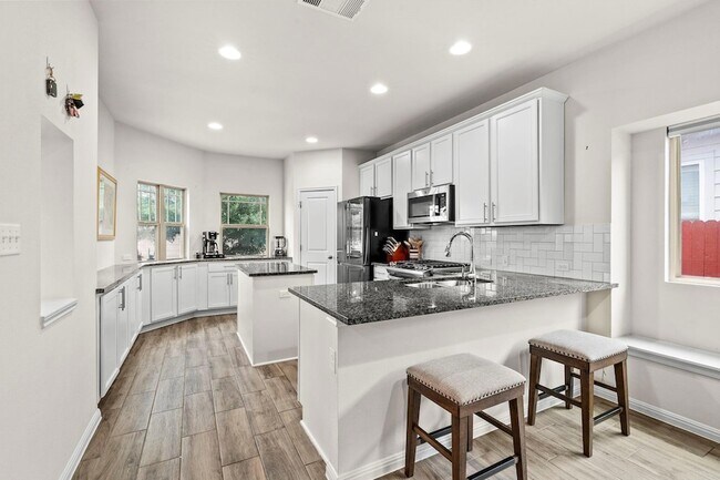 Building Photo - 5917 Principale Dr