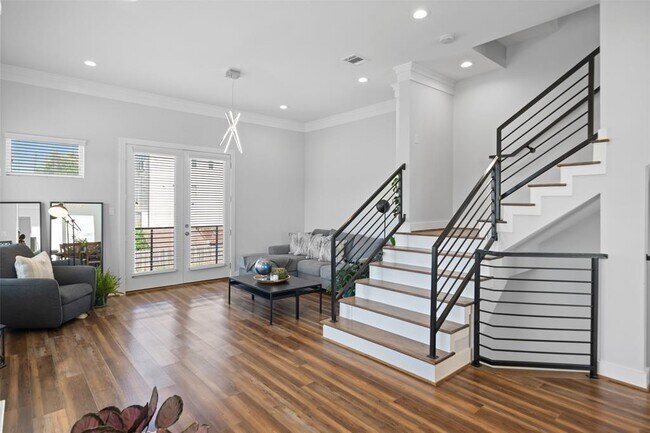 Building Photo - 1318 Reinerman St