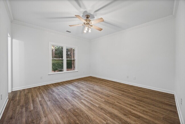 Building Photo - Prime Charlotte Location!