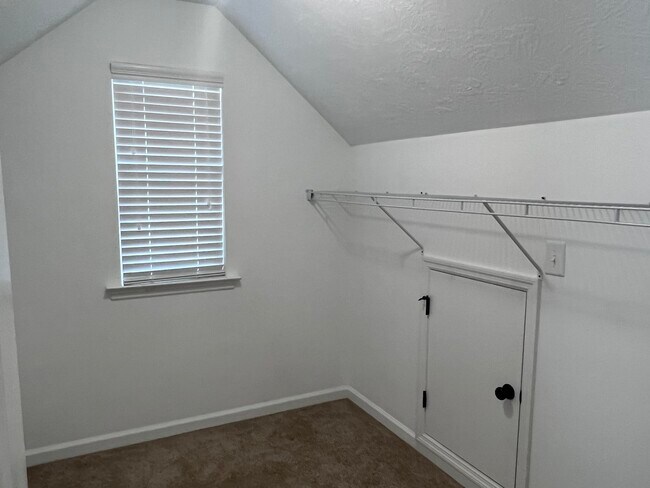 Building Photo - 212 Tulip Dr