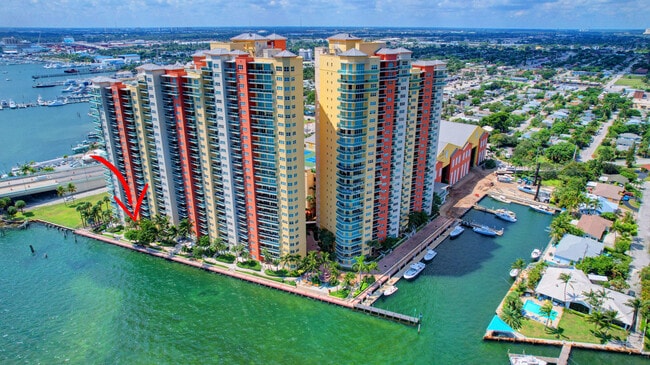 Building Photo - 2640 Lake Shore Dr