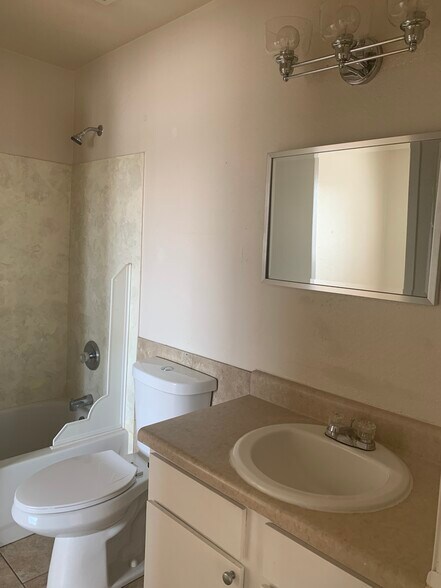 Building Photo - 444 W Ivyglen St