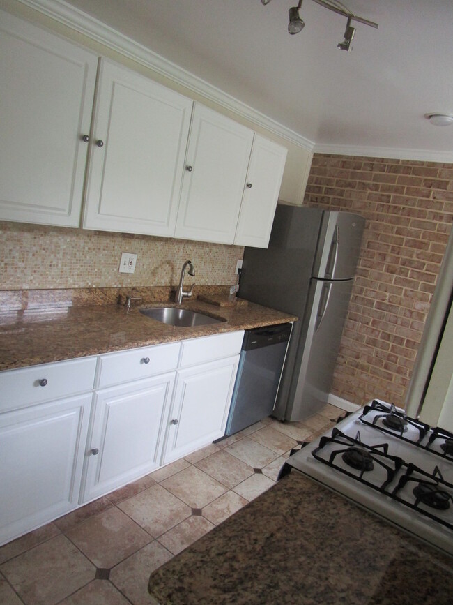 Building Photo - Updated 2 Bedroom Lower Level Condo in Tem...