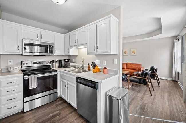 Building Photo - Fully Furnished | Bonus Room | Fenced Yard |No Backyard Neighbors!