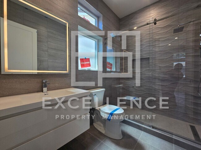 Building Photo - Brand New Build 5/5 Home & 2/2 Cottage - C...