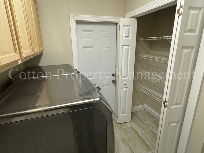 Building Photo - 7824 Sanderling Pl