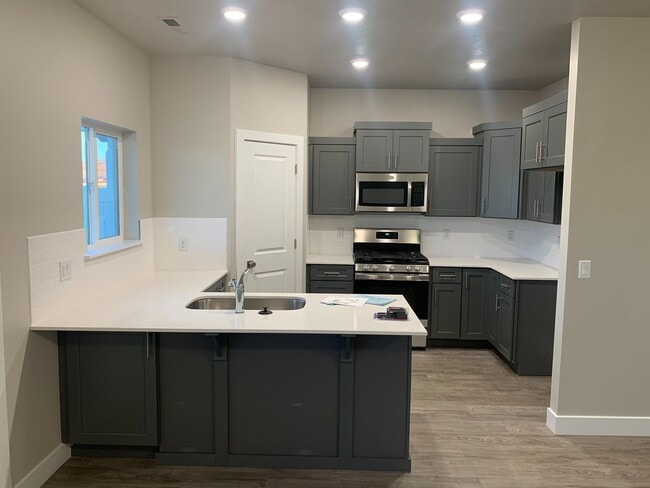 Building Photo - Price reduced! Beautiful Town home in Cedar City