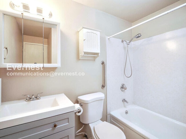 Building Photo - 301 E 2nd St