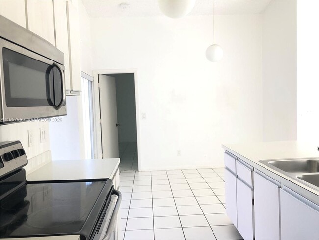 Building Photo - 719 SE 3rd Ave