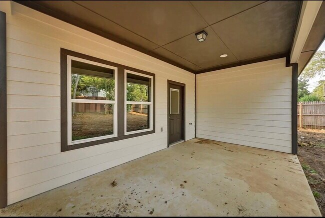 Building Photo - Spacious Townhome Near Several Parks