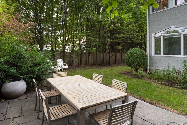 Building Photo - 17 Willow St