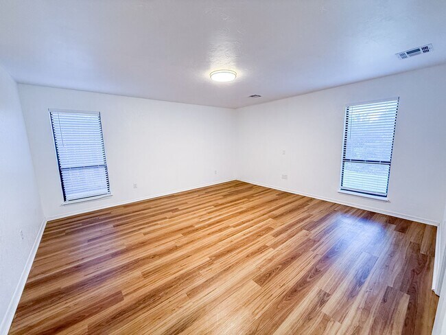 Building Photo - Beautifully Updated 4 Bedroom 2 Bathroom i...