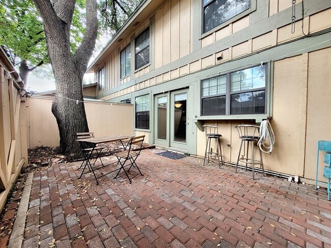 Building Photo - Cozy 3 Bed, 1.5 Bath Rental with Garage an...