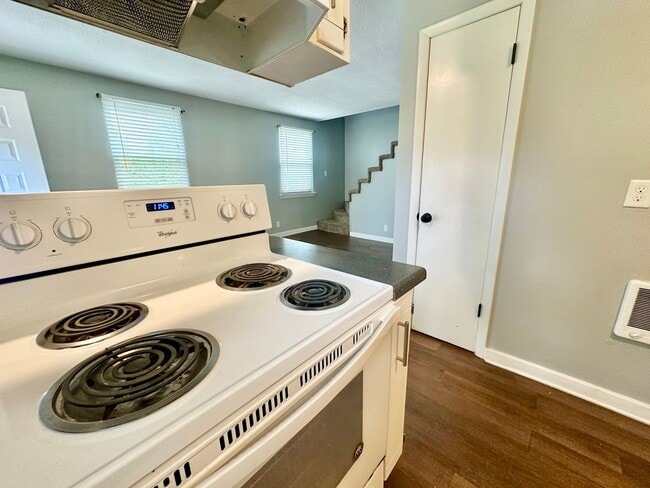 Building Photo - Cozy 2 bedroom Duplex!