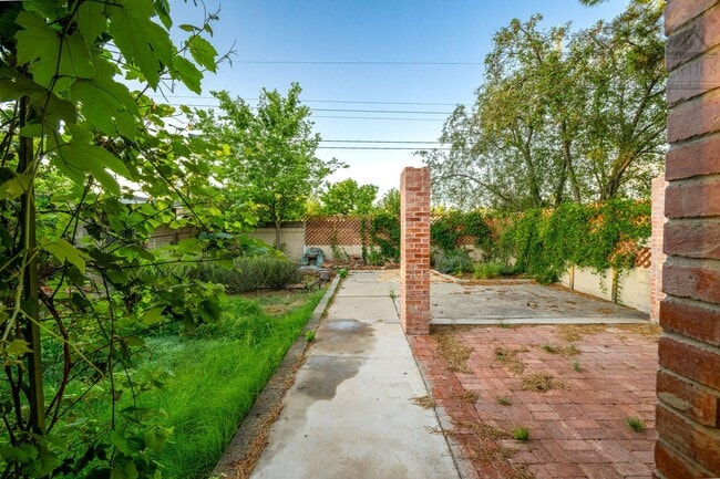 Building Photo - Classic Stamm Home in Casa Alegre