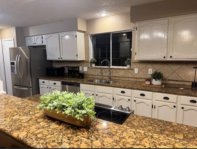Building Photo - 2406 Strait Ln
