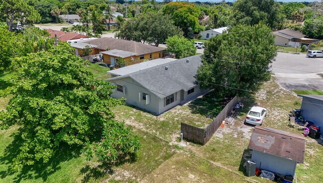 Building Photo - 3943 Roan Ct W