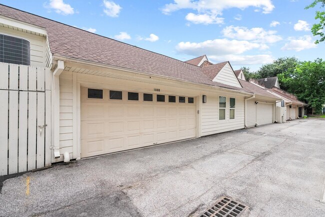 Building Photo - 1032 Townplace St