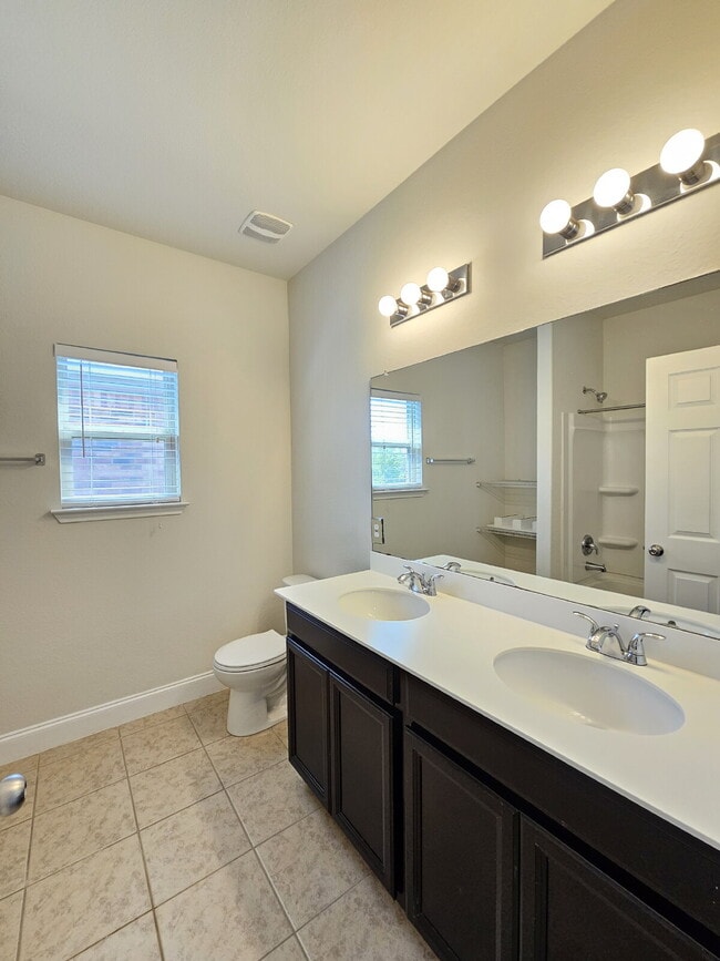 Building Photo - "Charming 3-Bed, 2-Bath Oasis in Austin!!