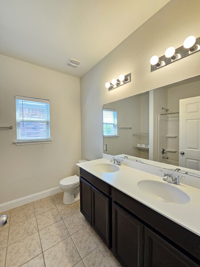 Building Photo - "Charming 4-Bed, 2-Bath Oasis in Austin!!