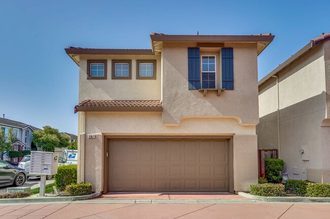 Building Photo - Introducing a Spacious 4 Bed 2.5 Bath Town...