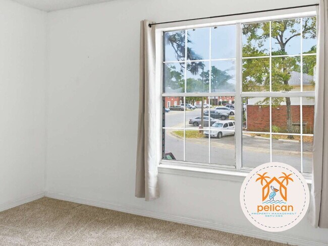 Building Photo - Bright townhome in the heart of Pensacola