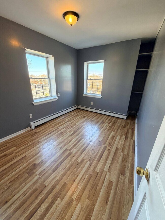 Building Photo - 392 Montauk Ave.