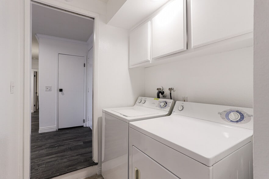 Building Photo - 222 N Rose St