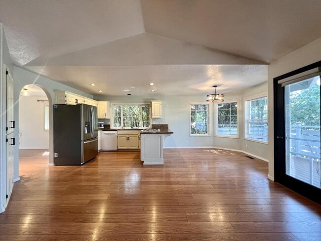 Building Photo - 1062 Thelma Way