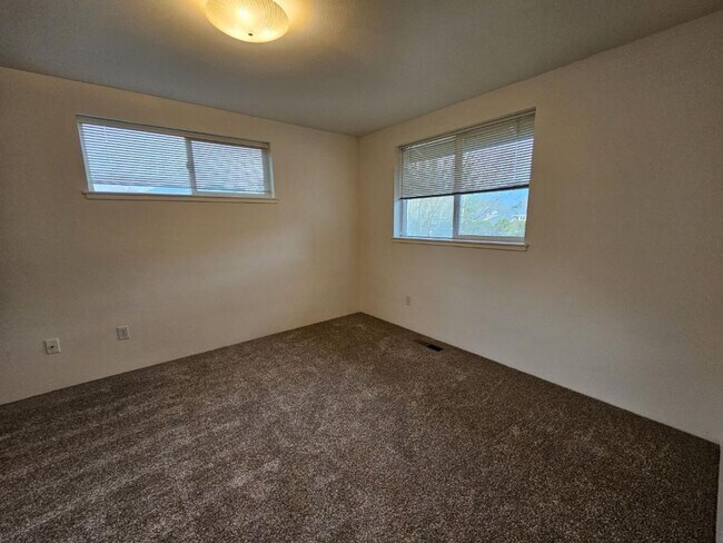 Building Photo - 1318 Golden Park Dr