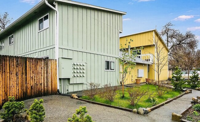 Building Photo - 1615 Cottonwood Dr