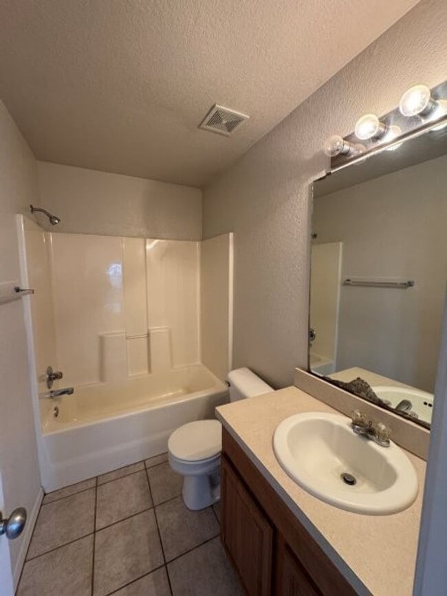 Building Photo - True 4 bed in Edmond, new carpet and paint!