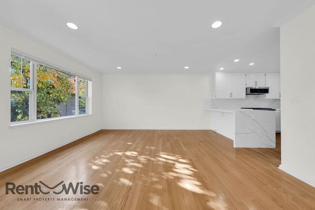 Building Photo - 734 Chestnut St