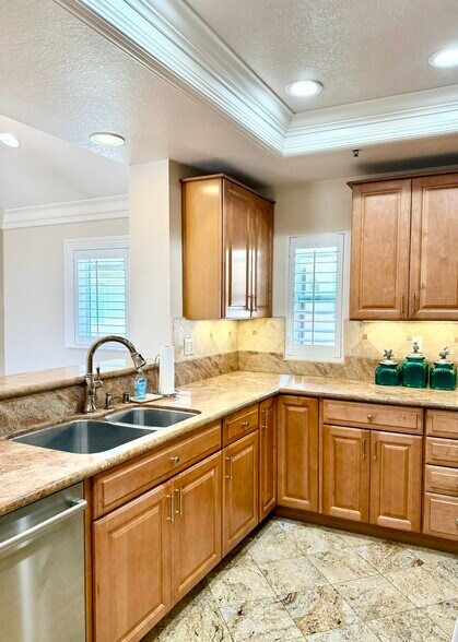 Custom, open kitchen - 1400 Pacific Coast Hwy