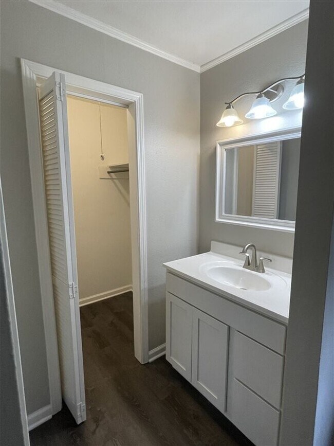 Building Photo - Updated Townhome for lease | 10009 Smither...