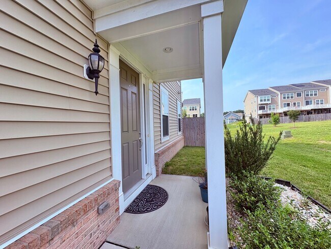 Building Photo - EMBREY MILL - END UNIT TOWNHOUSE