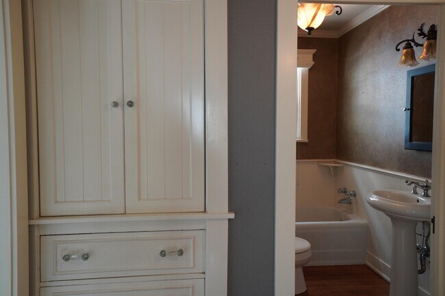 Building Photo - 2721 W Cassia St