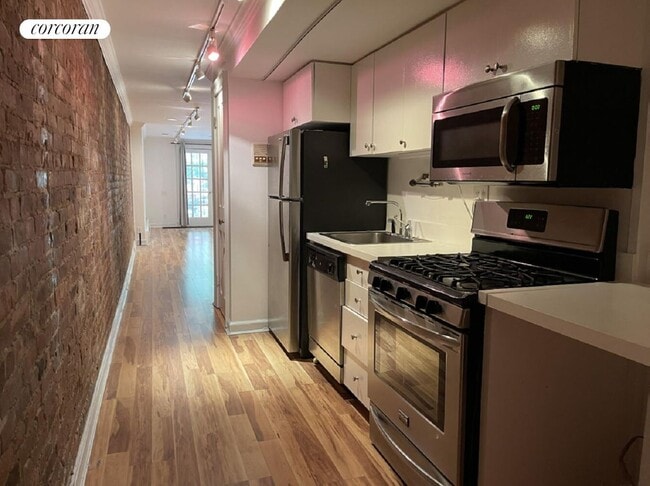 Primary Photo - 208 E 78th St
