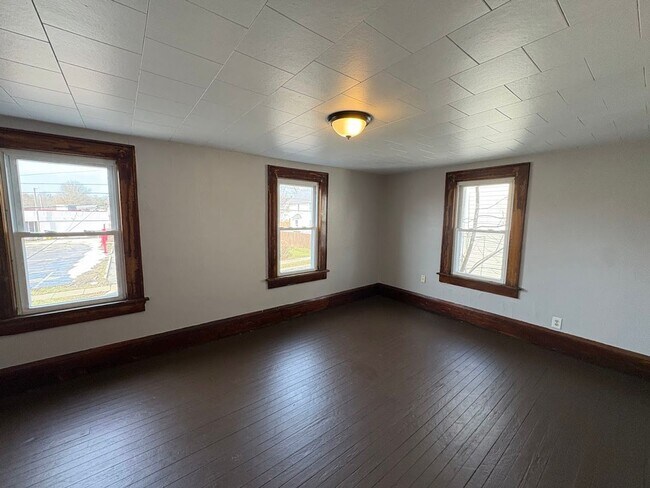 Building Photo - Four bedroom one bathroom home for rent