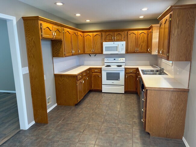 Building Photo - Republic Schools! 3 Bedrooms! 2 Baths! $1495