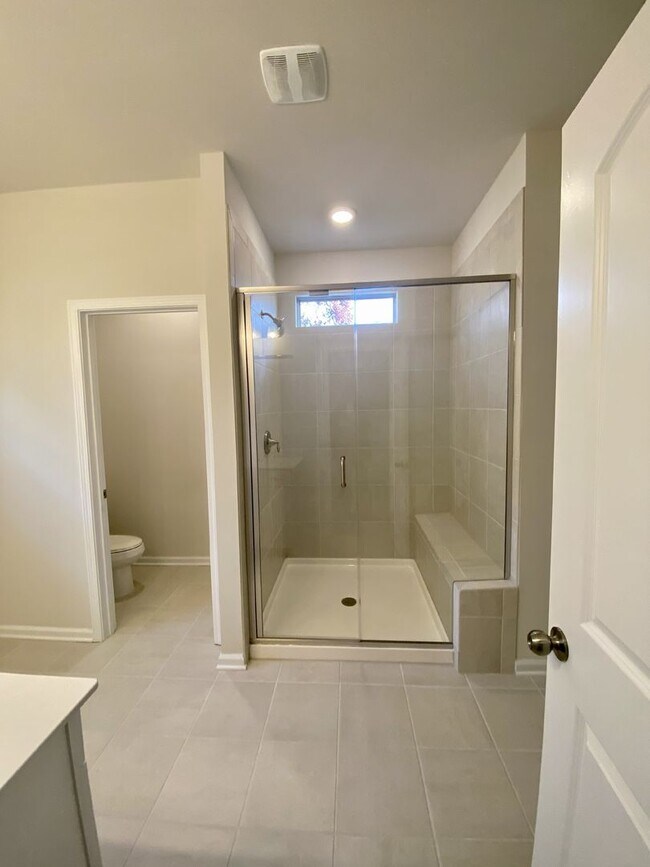 Building Photo - Beautiful 3BR/2.5BA Townhouse; Easy Access to I485 and Uptown