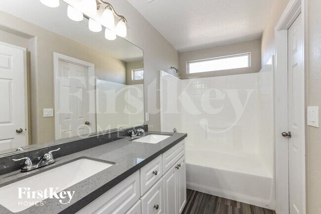 Building Photo - 934 E Shady Charmer Ave