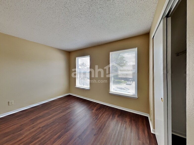 Building Photo - 10338 Kensington Way