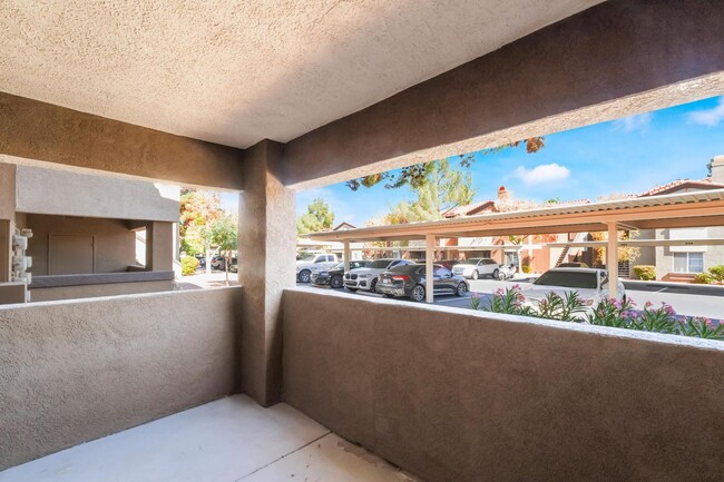 Building Photo - Amazing Remodeled Condo in guard gated Sed...