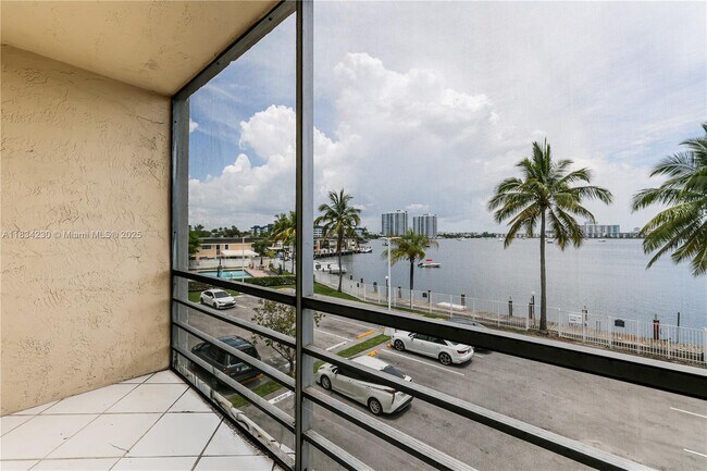 Building Photo - 2821 N Miami Beach Blvd