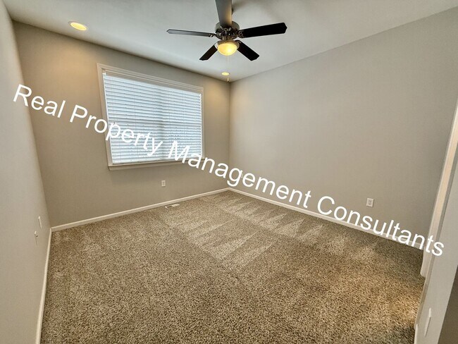 Building Photo - Spacious 3 Bed / 3.5 Bath in Blue Valley S...