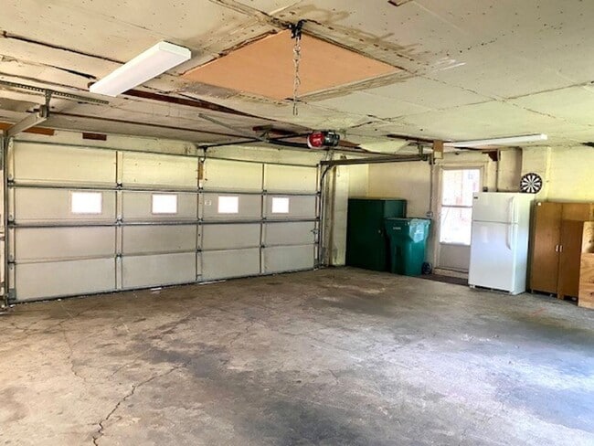 Building Photo - Large 3 Bedroom on Two Acres!